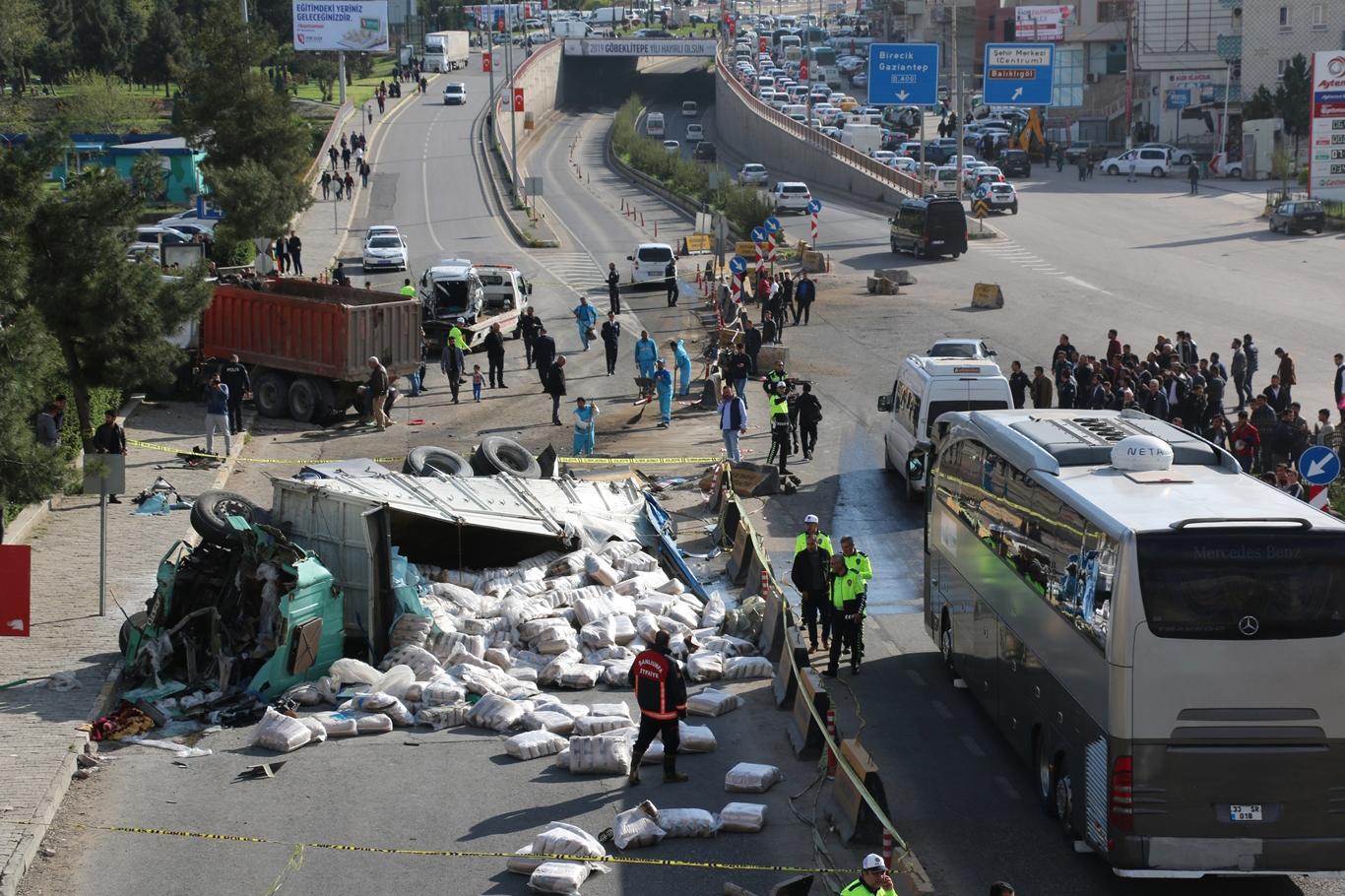 Freni boşalan TIR dehşet saçtı: Biri ağır 5 yaralı GÜNCELLENDİ Freni boşalan TIR dehşet saçtı: Biri ağır 5 yaralı GÜNCELLENDİ